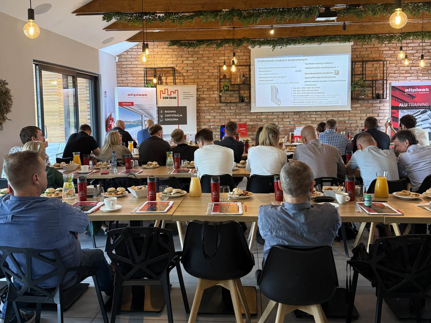 Uczestnicy szkolenia podczas prezentacji o możliwościach pozyskania środków z UE