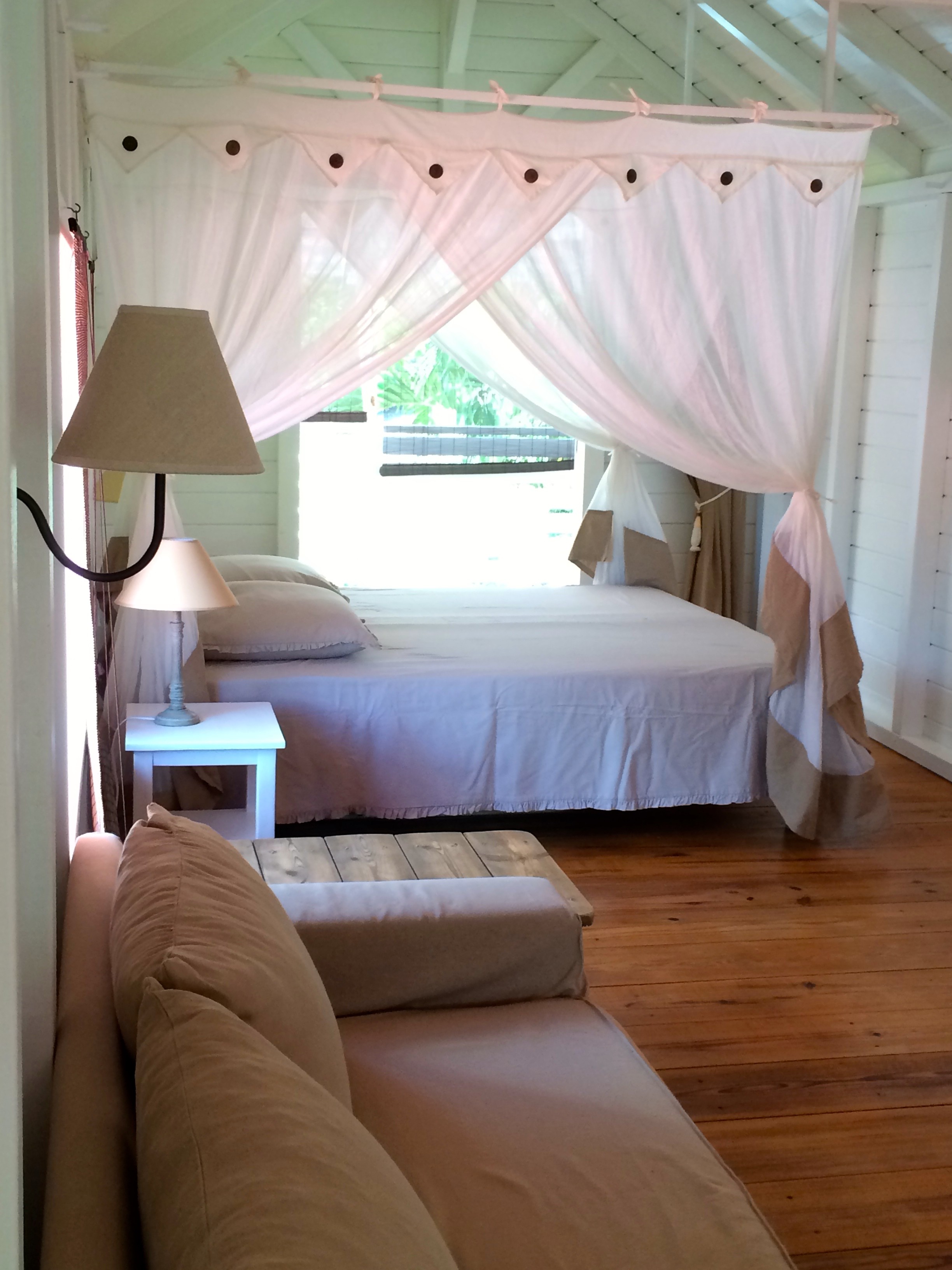 Chambre double avec lit à baldaquin et moustiquaire dans un lodge de charme en Guadeloupe