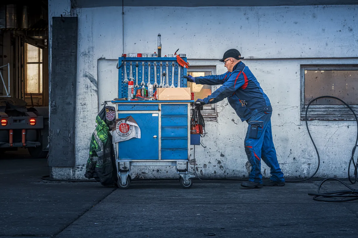 Bittermann Prüfservice: Ein nach TRBS 1203 befähigter Prüftechniker dokumentiert die rechtssichere Prüfung eines hochverfügbaren Rechenzentrums, inklusive komplexer, normgerechter Kabeltrassen-Führung.