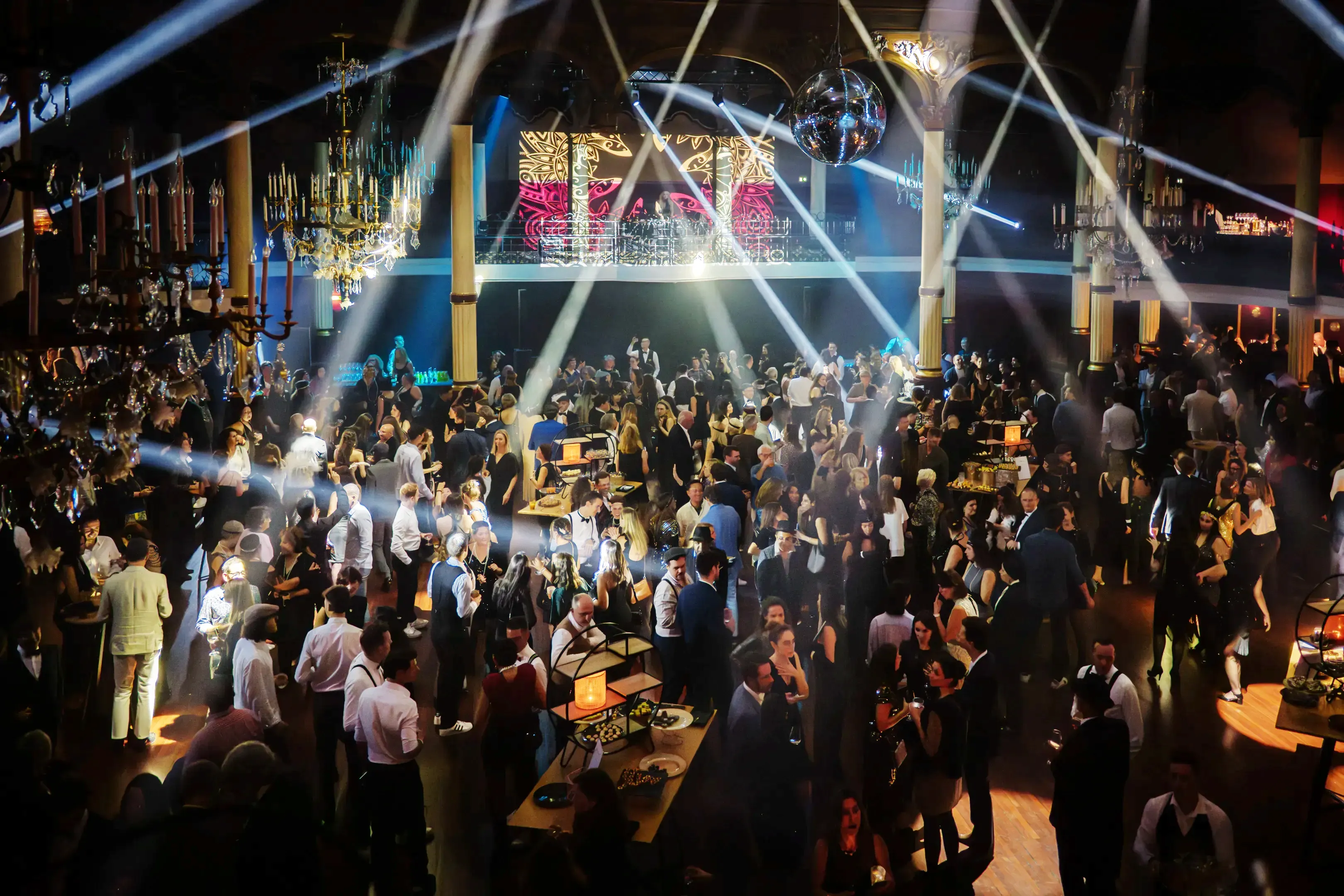 Piste de danse animée lors d’un gala d’entreprise avec éclairages scéniques et forte affluence