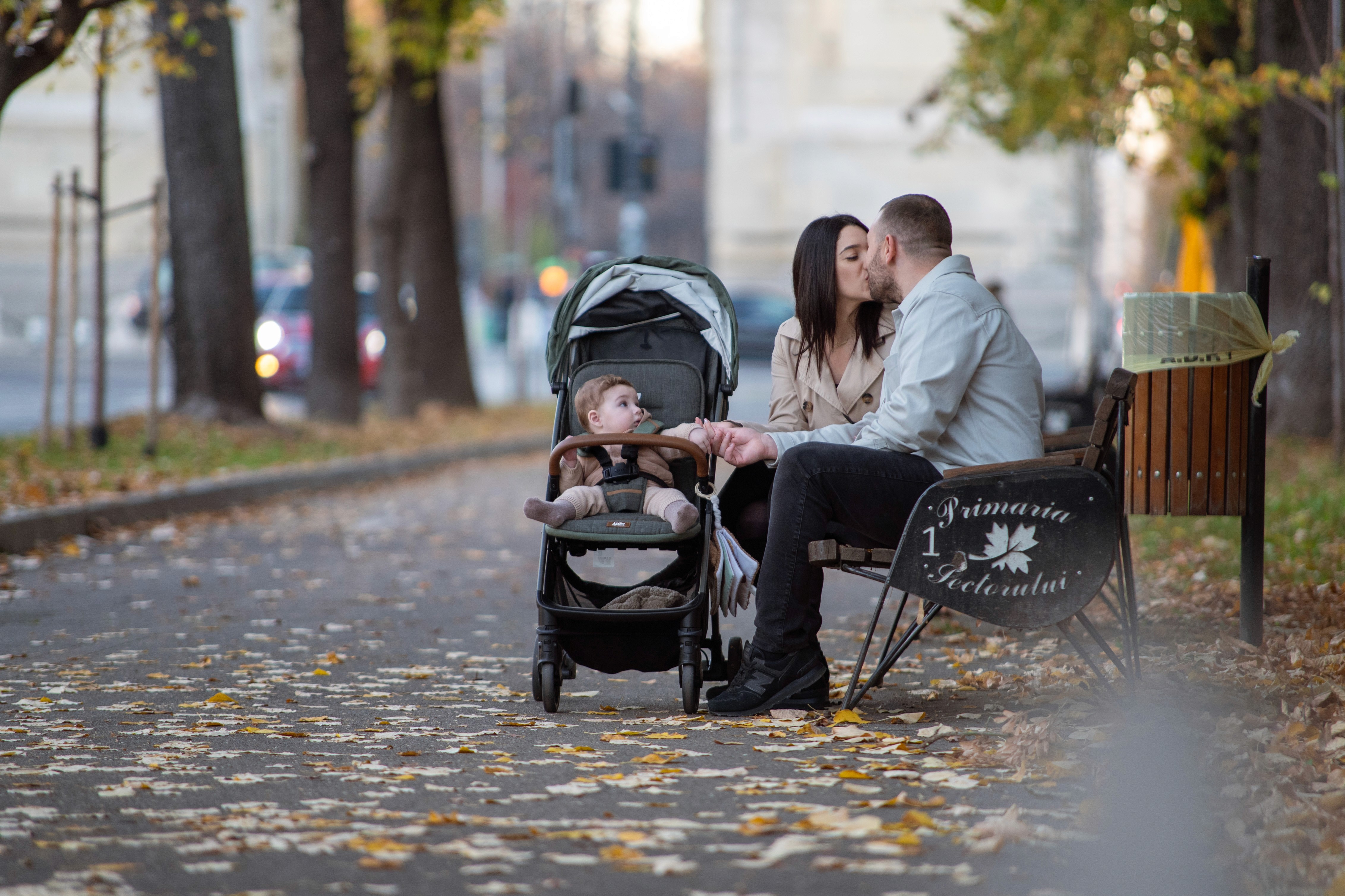 Ședință foto de familie în București, părinți și copil într-o plimbare de toamnă în parc, cadru natural și relaxat.