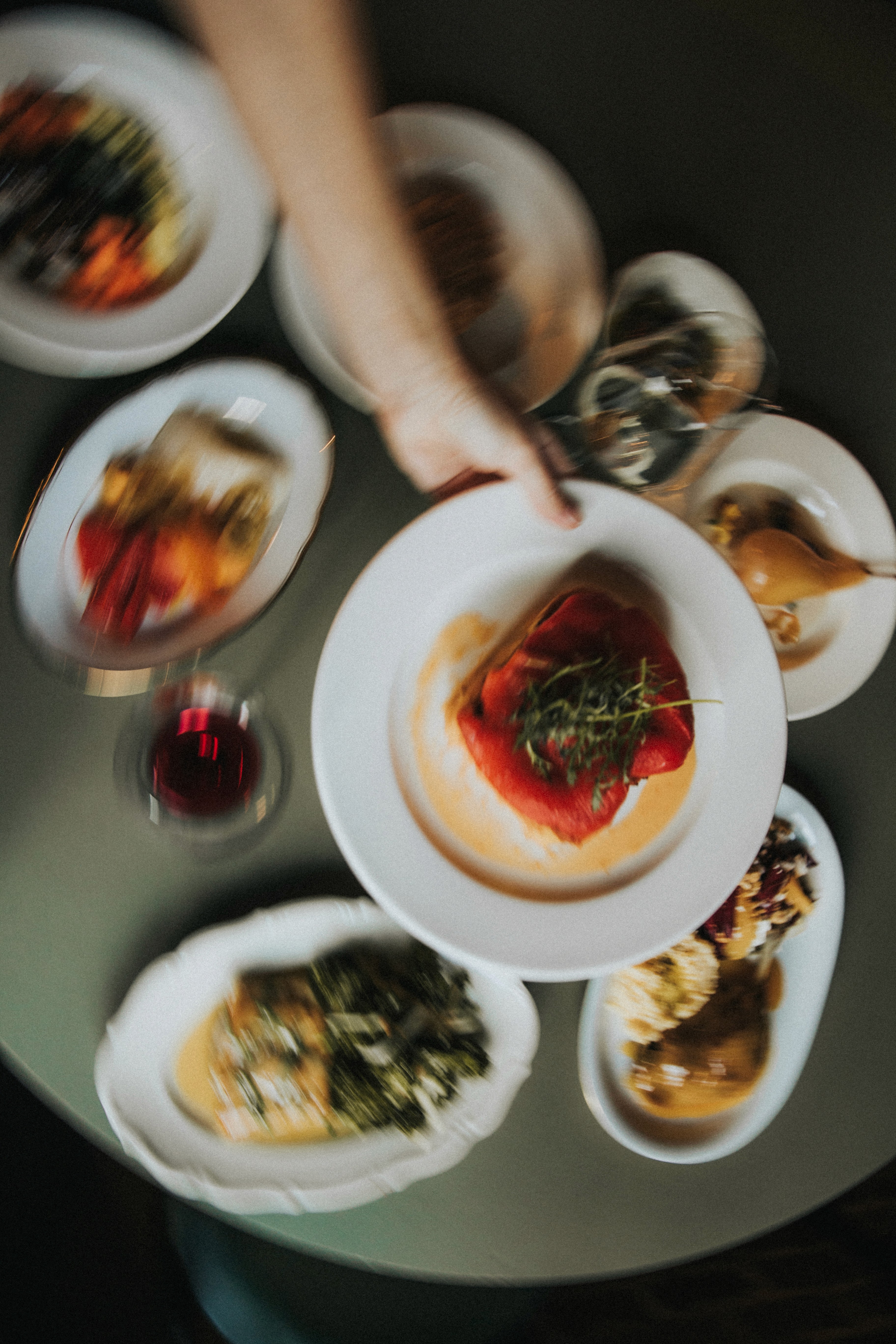 Grupa pięciu członków ekipy Pijalni pozuje swobodnie na schodach przed budynkiem, ubrana w luźne stroje.