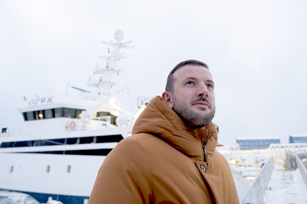 Virginijus Sinkevičius laivo fone