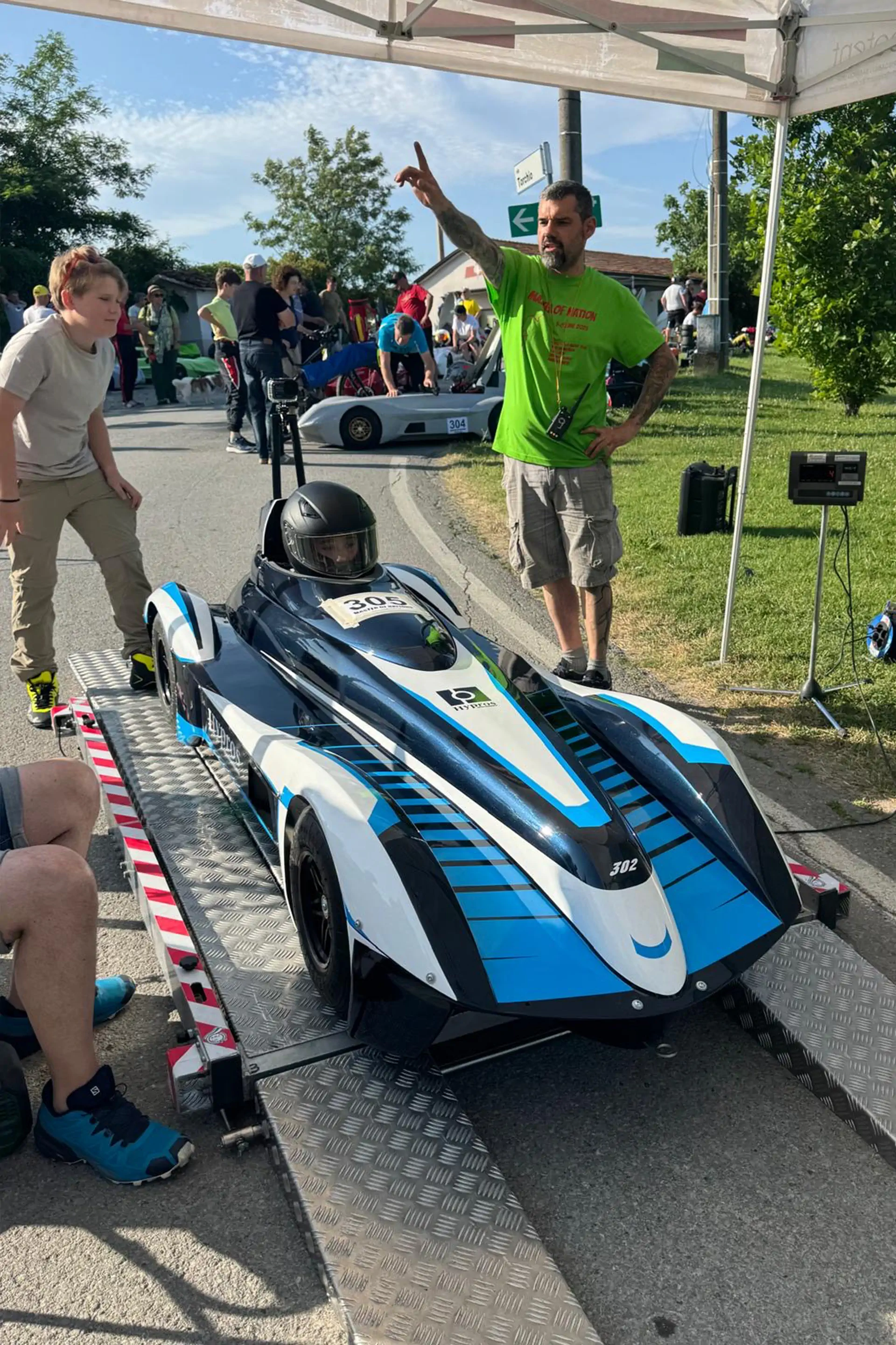 Caisse à savon Hypros sur la rampe de départ avec équipe technique et public