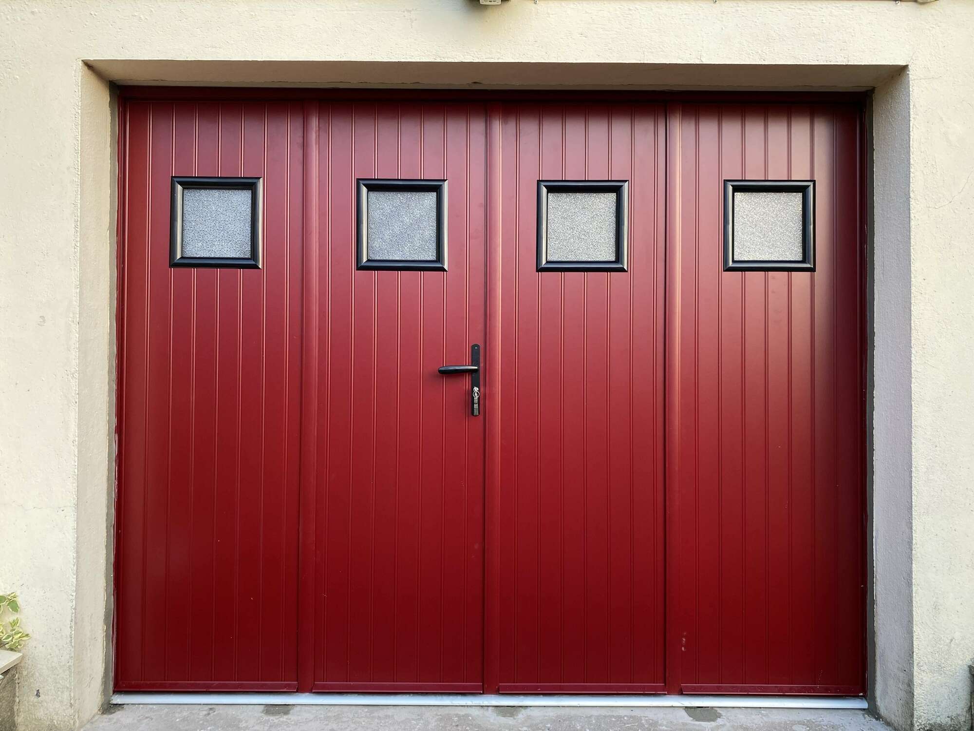 Installation de volets roulants PVC motorisés pour un confort thermique été comme hiver