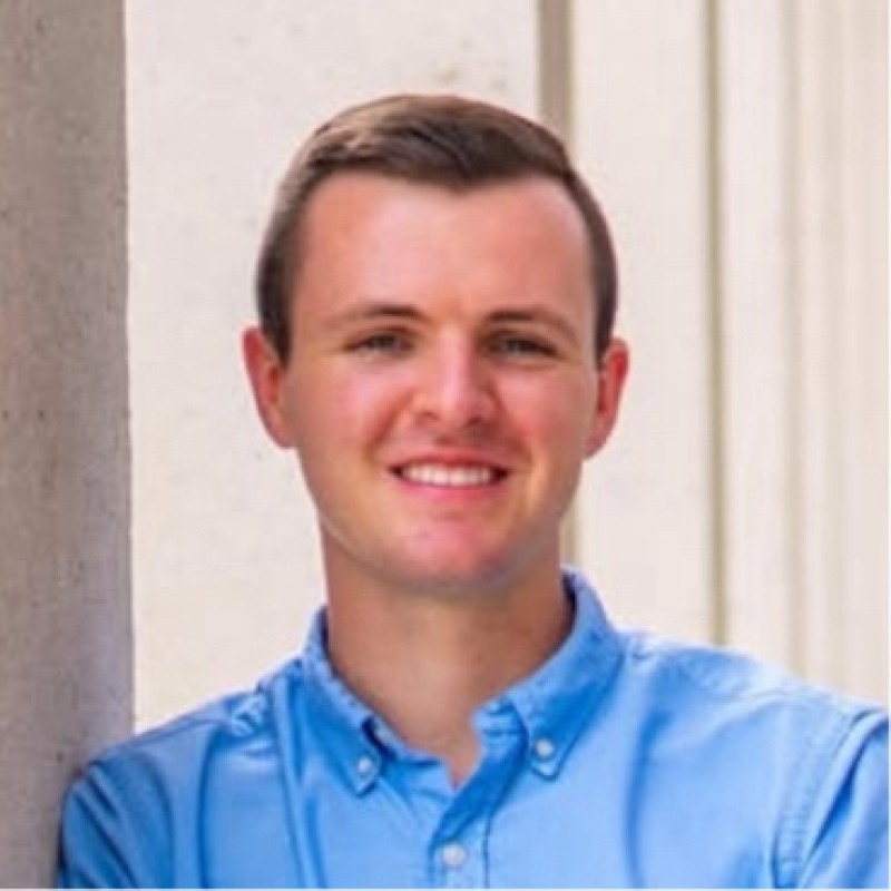 Profilbild von Andreas mit blauem Hintergrund