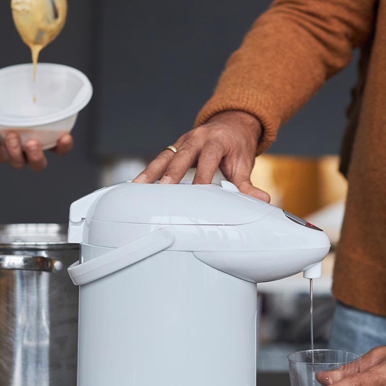 Компактний електричний термопот у щоденному користуванні