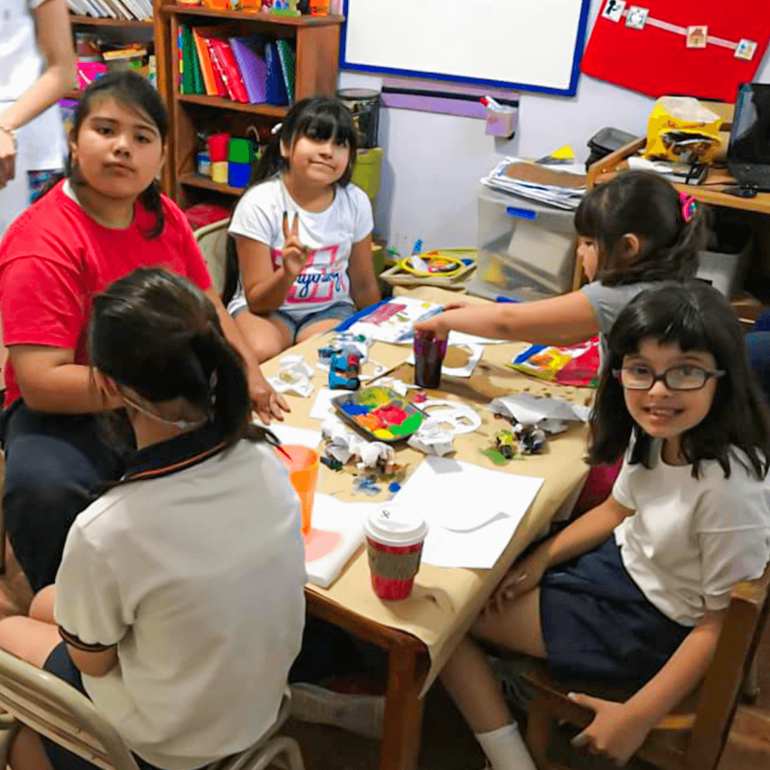 NIños dibujando y pintando