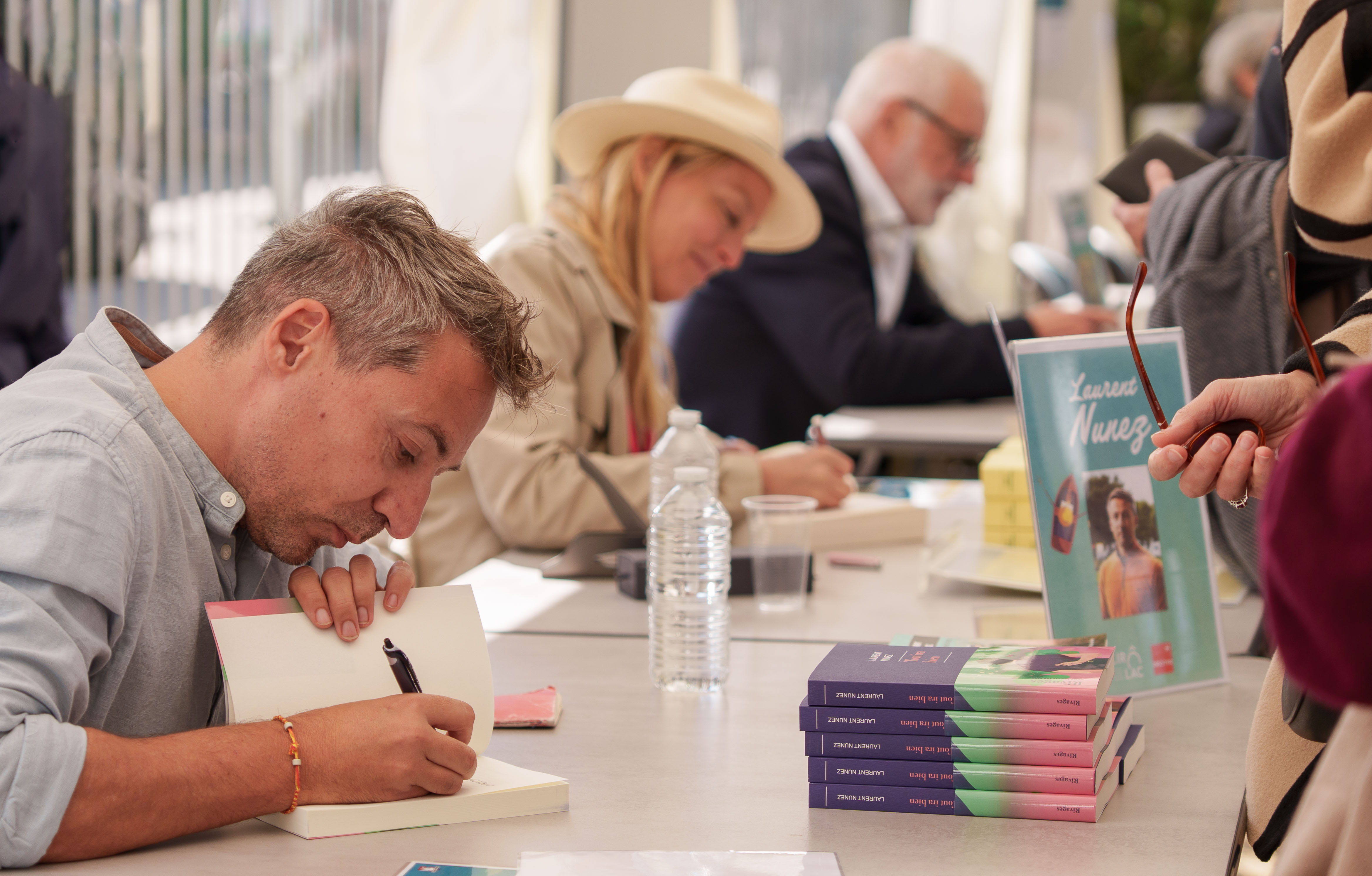 Portrait hommes et femmes écrivains signant autographes