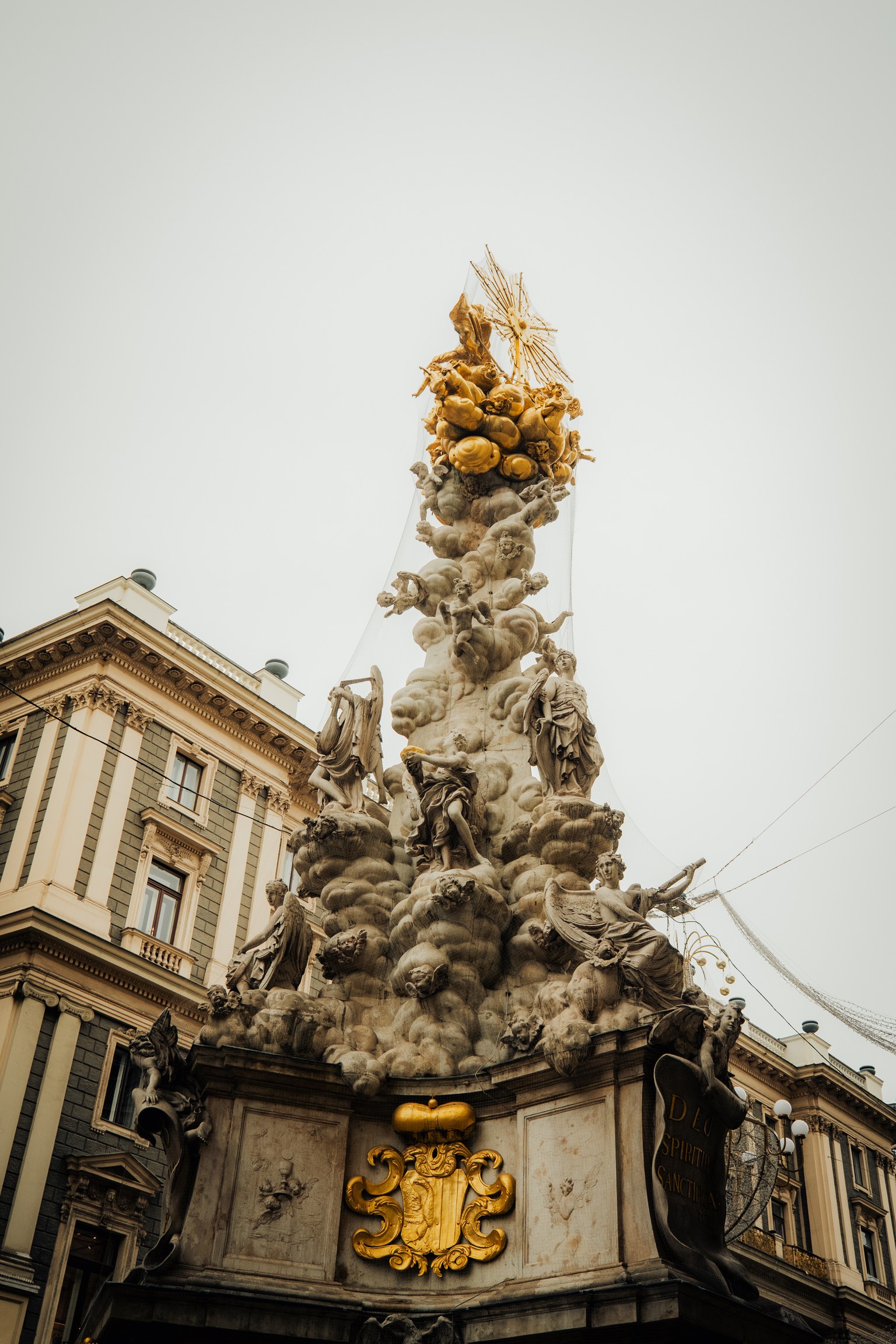 Columna de la peste en el Graben de Viena, con esculturas doradas