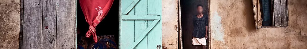 Mamma che adotta una bambina