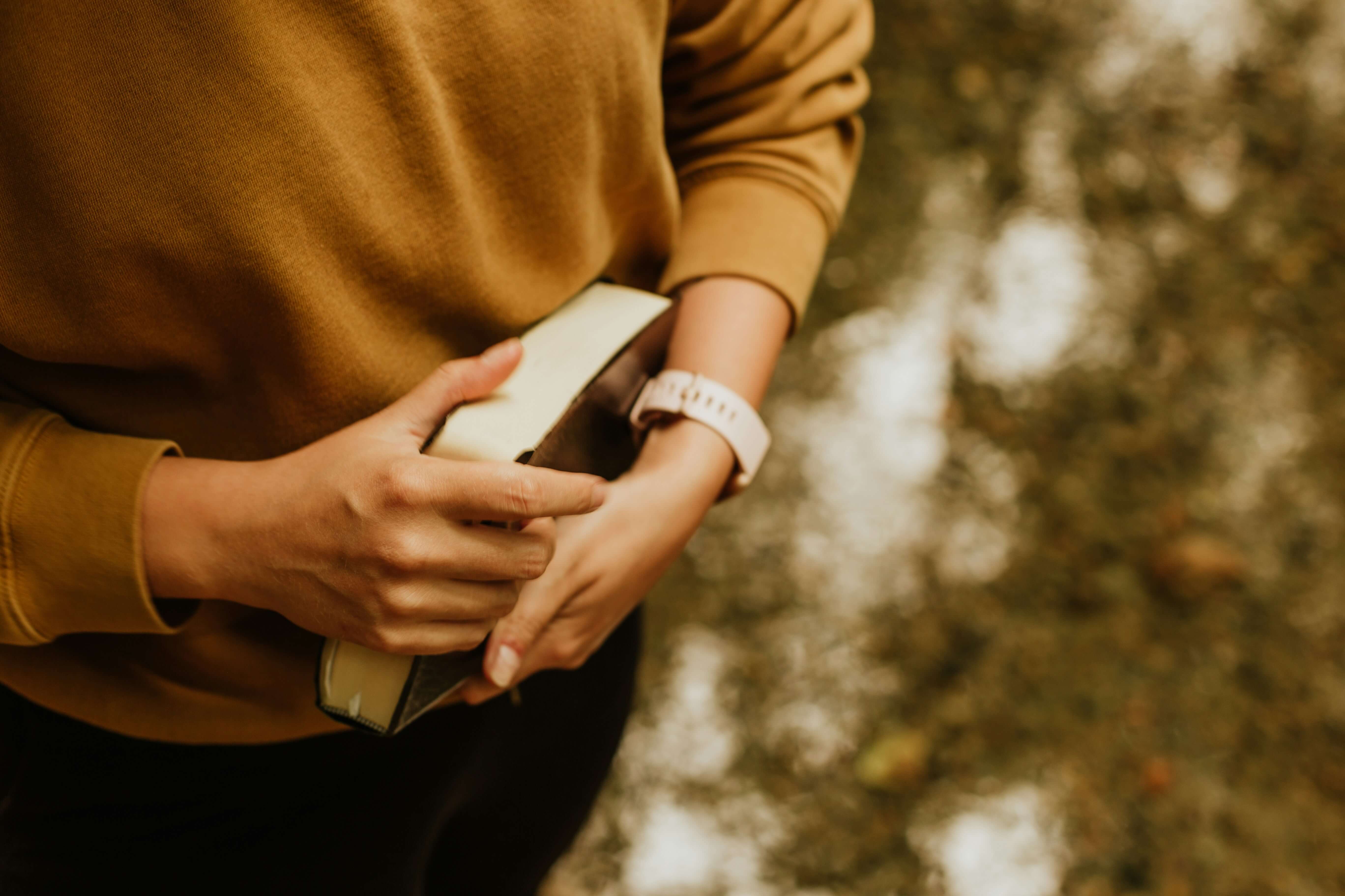 Person mit Buch in Hand für Wissensmanagement Unternehmen