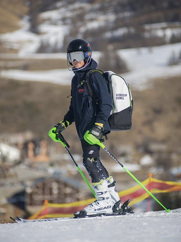 Homme avec tenue et chaussures de ski