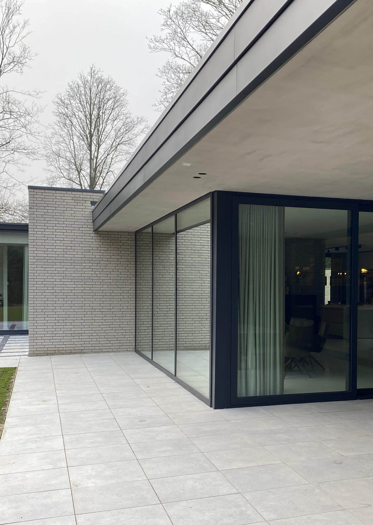 High-end moderne villa in grijze baksteen