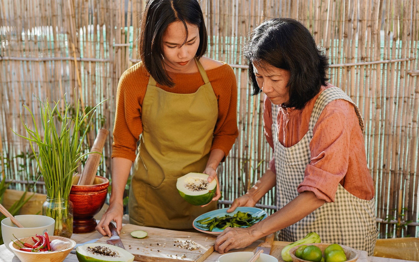สองคนกำลังเตรียมส้มตำไทยระหว่างทัวร์อาหารแบบมีไกด์นำทาง