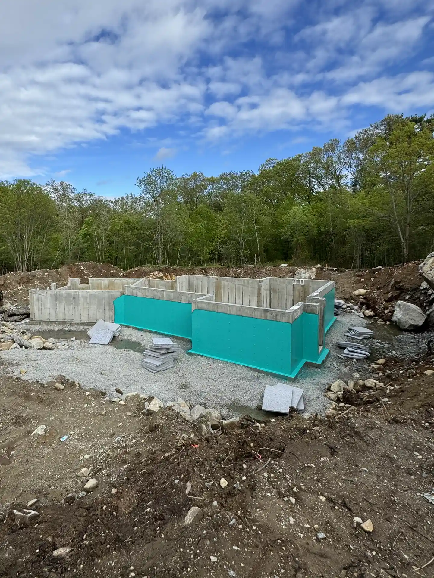 Une nouvelle construction de maison dans un cadre rural avec un revêtement étanche Rub-R-Wall Aqua