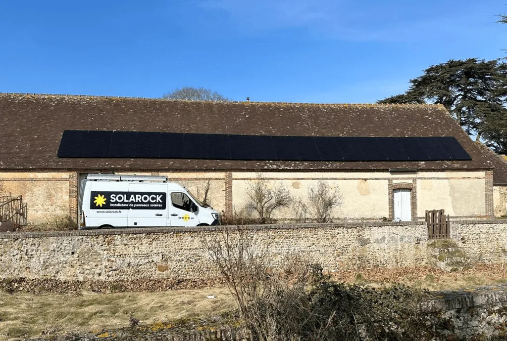 Photo d'une maison à Boissy-lès-Perches dans le Centre-Val de Loire équipée de panneaux photovoltaïques sur une toiture dont l'installation a été faite par Solarock.