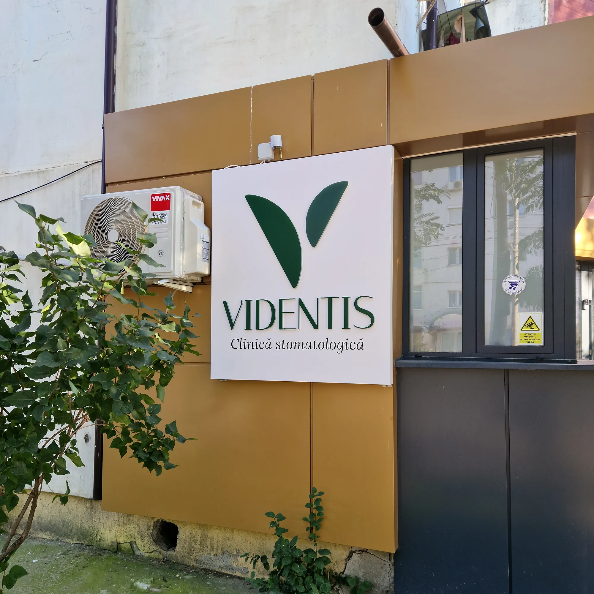 Casetă luminoasă Videntis montată pe fațadă, vedere de zi