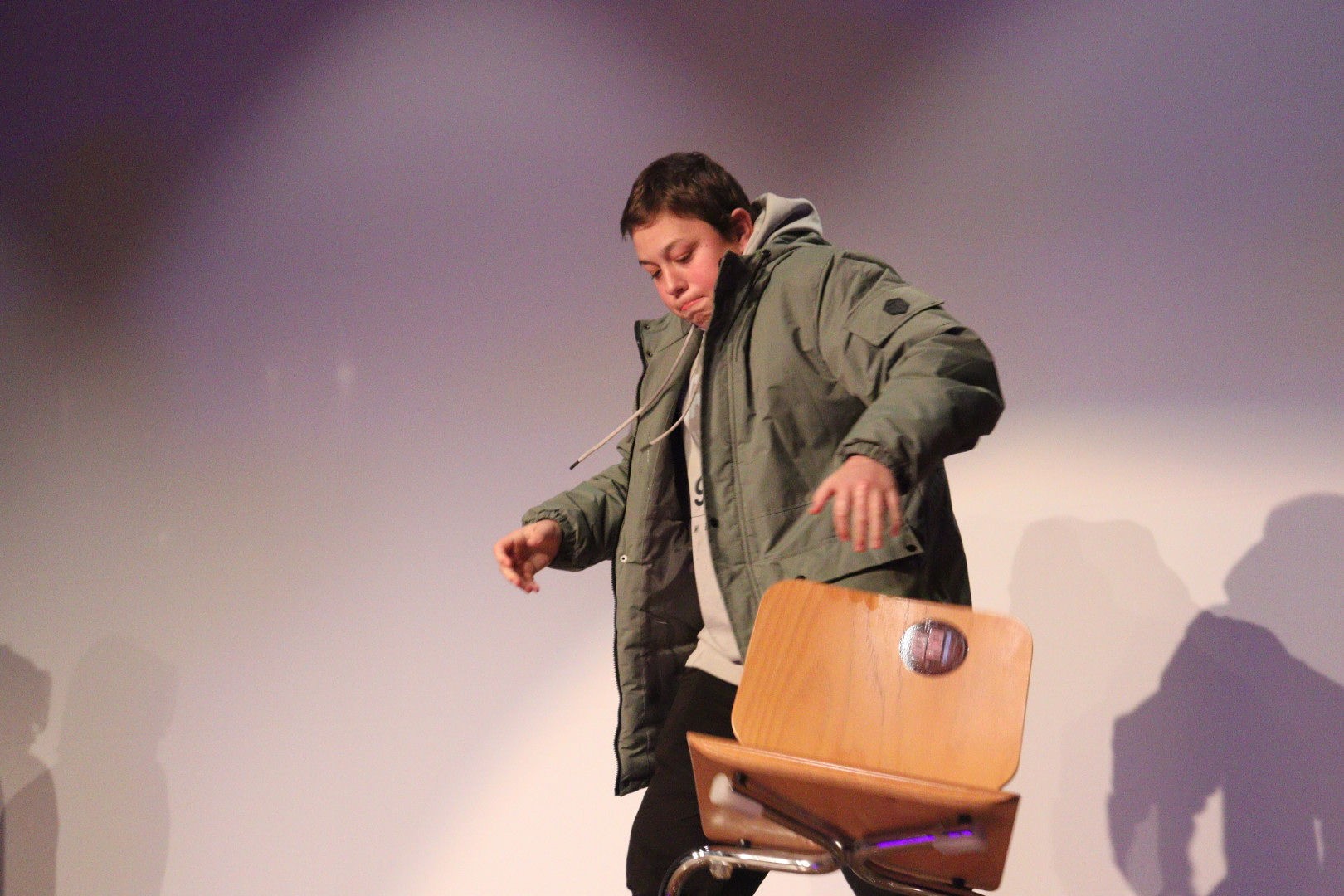 Ein junger Mann, der auf der Bühne auftritt.