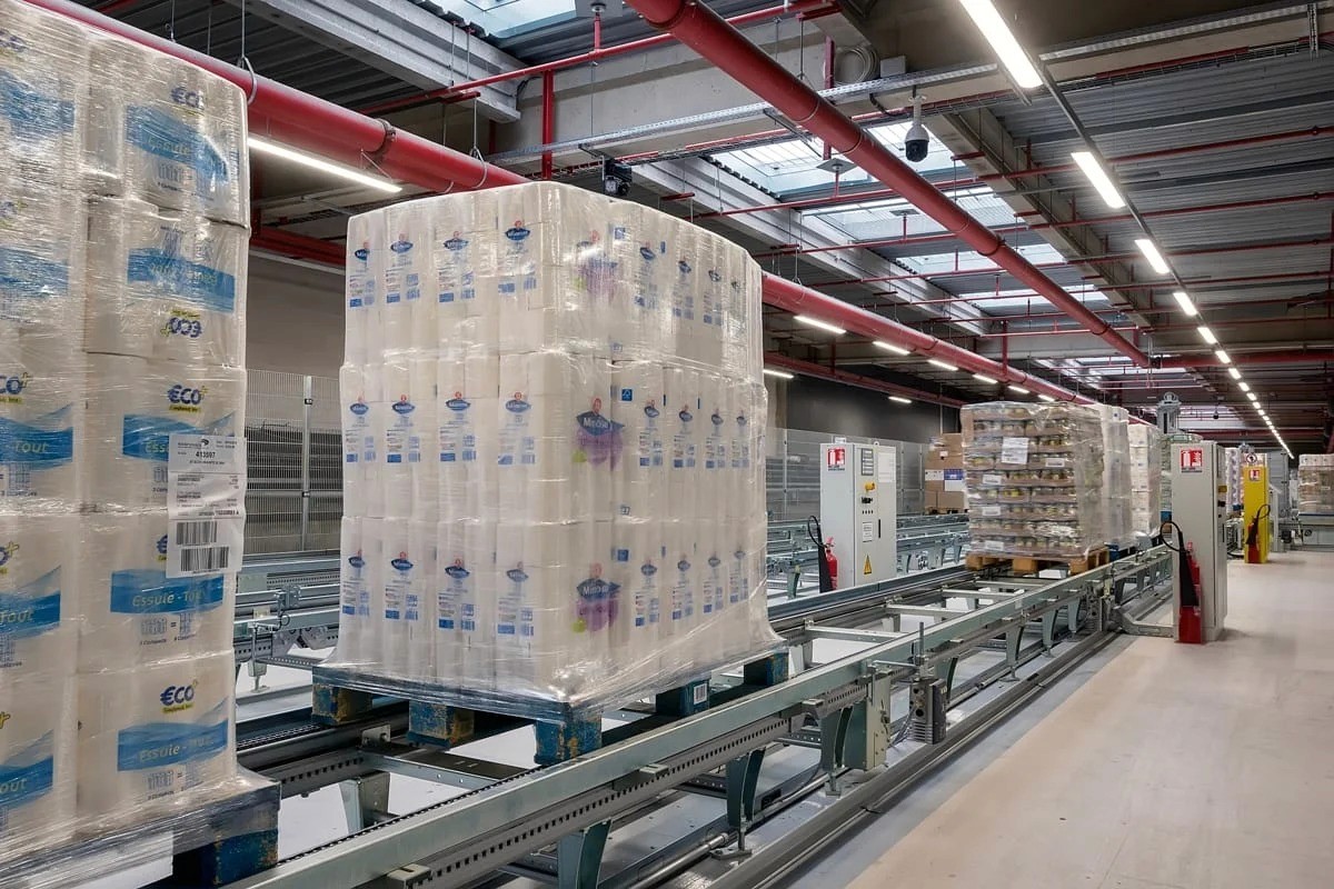 Usine emballant rouleaux plastique sur convoyeur — reportage industriel Lille Hauts de France | Anteale Yann Manac’h 2025