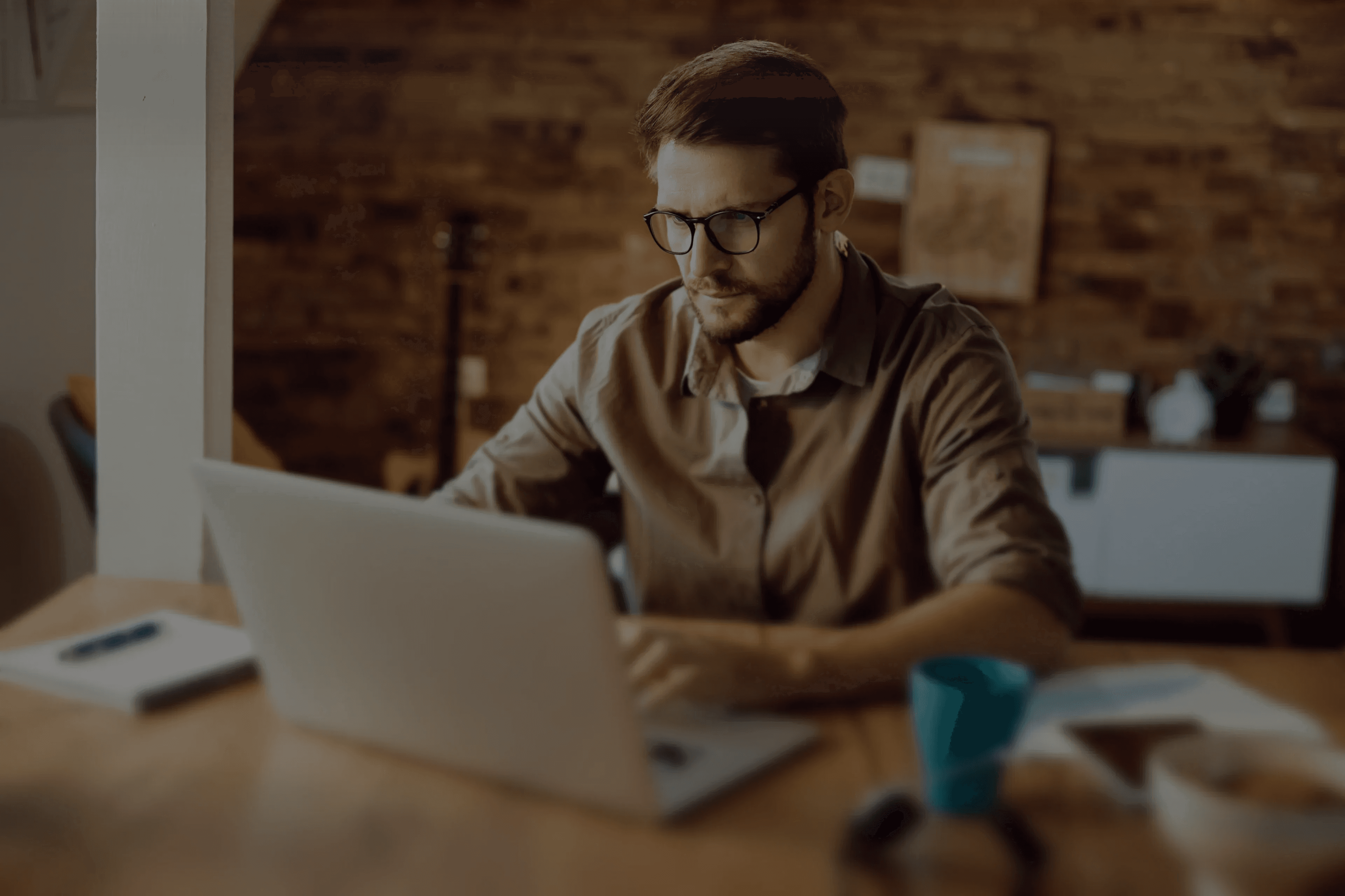 Expert Meltwain CWNE réalisant un audit de performance du réseau Wi-Fi professionnel