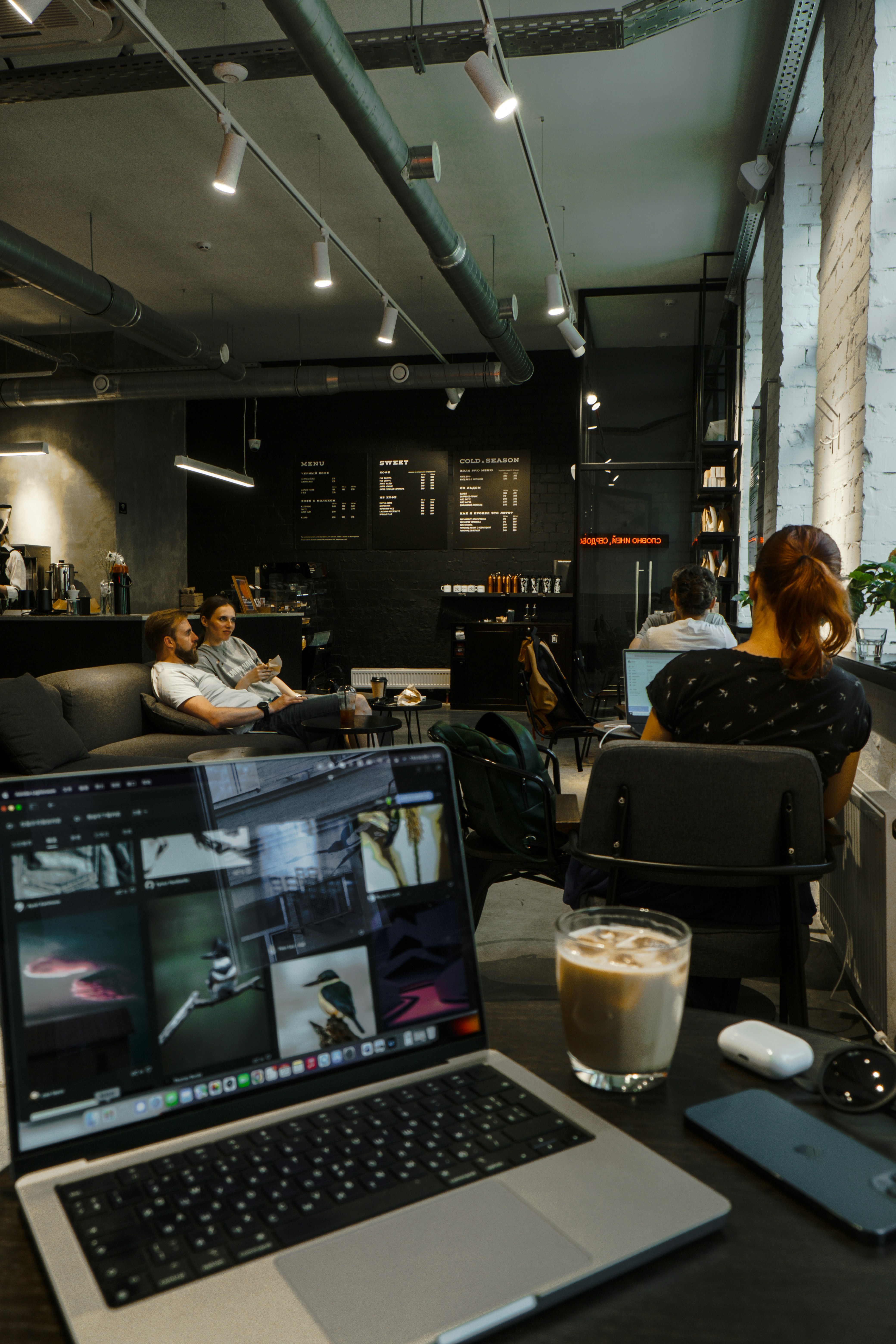 Ein Laptop und ein Glas Milch auf einem Tisch