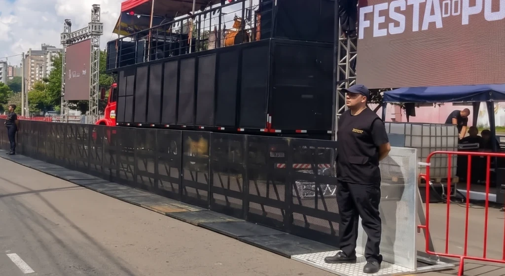 Homem fazendo a segurança na entrada de uma festa.
