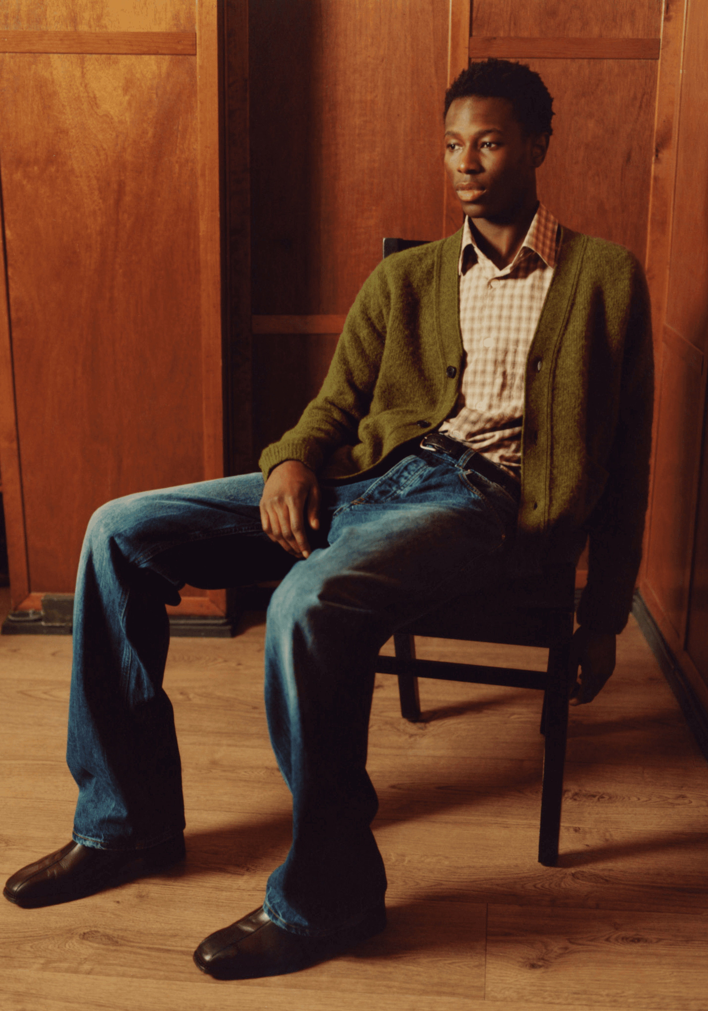 Dans le lookbook de la marque Danoise Another Aspect, le mannequin porte un cardigan tricoté en Ecosse et une chemise à carreaux made in Japan