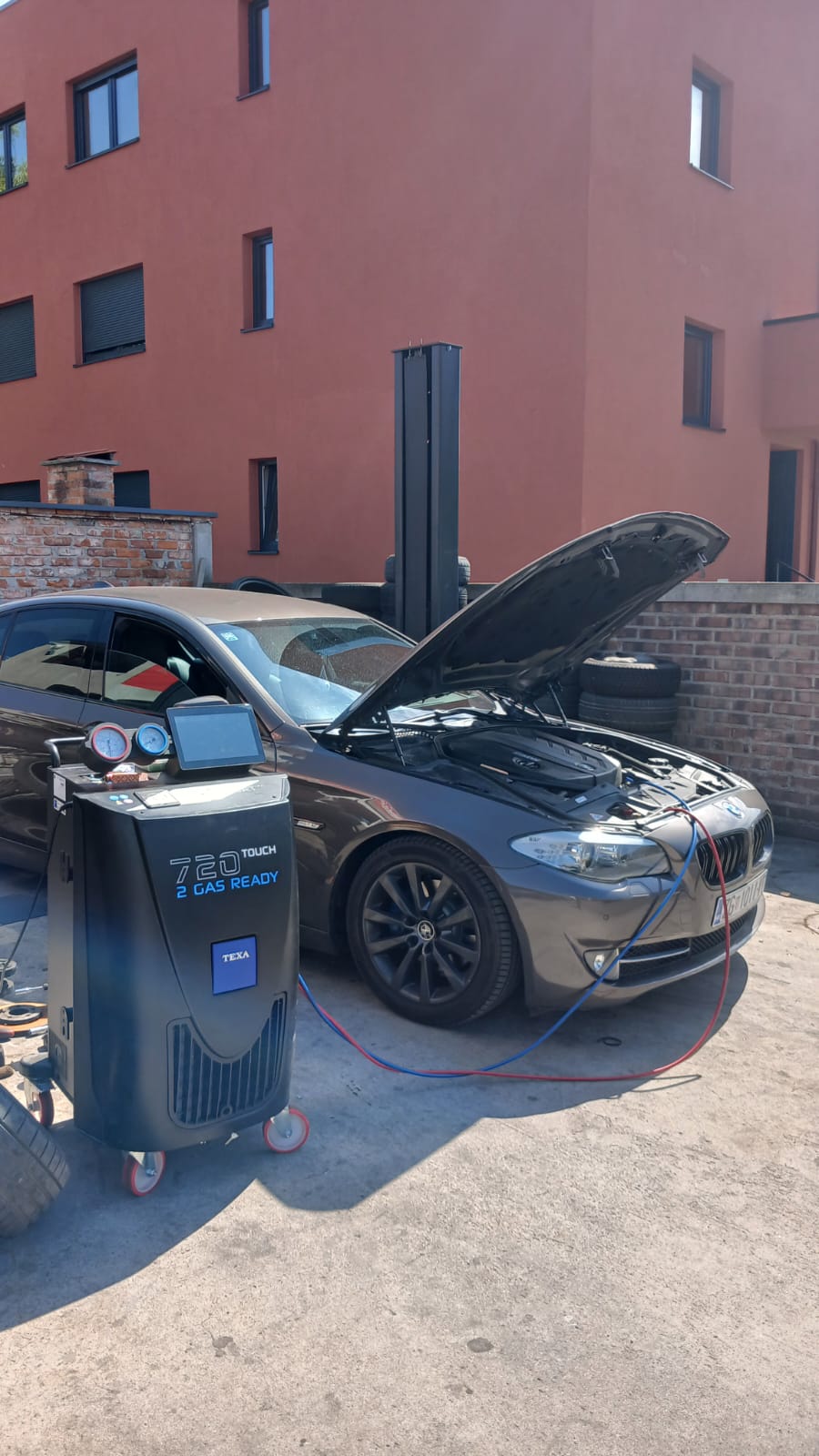 Servis i punjenje auto klime freonom na vozilu BMW u auto servisu