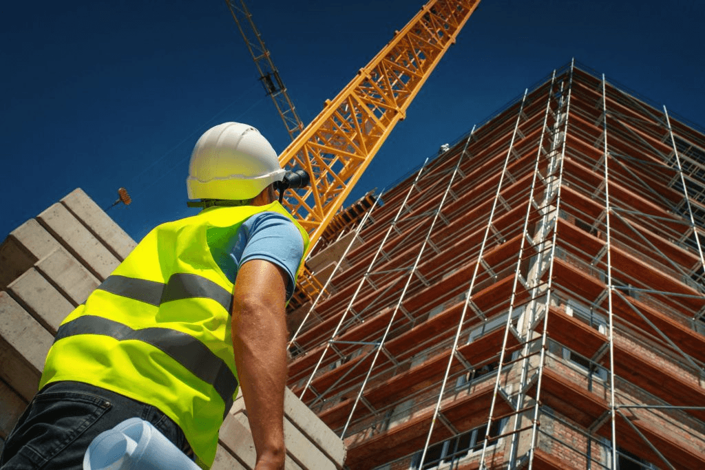 Trabalhador em canteiro de obras de construção civil, mostrando a dedicação e a qualidade nos projetos de grande escala realizados pela Agmol.