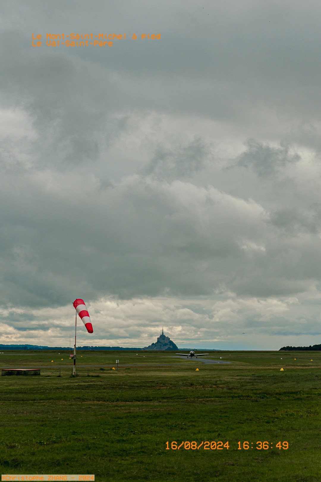 Aérodrome et horizon avec le Mont Saint‑Michel
