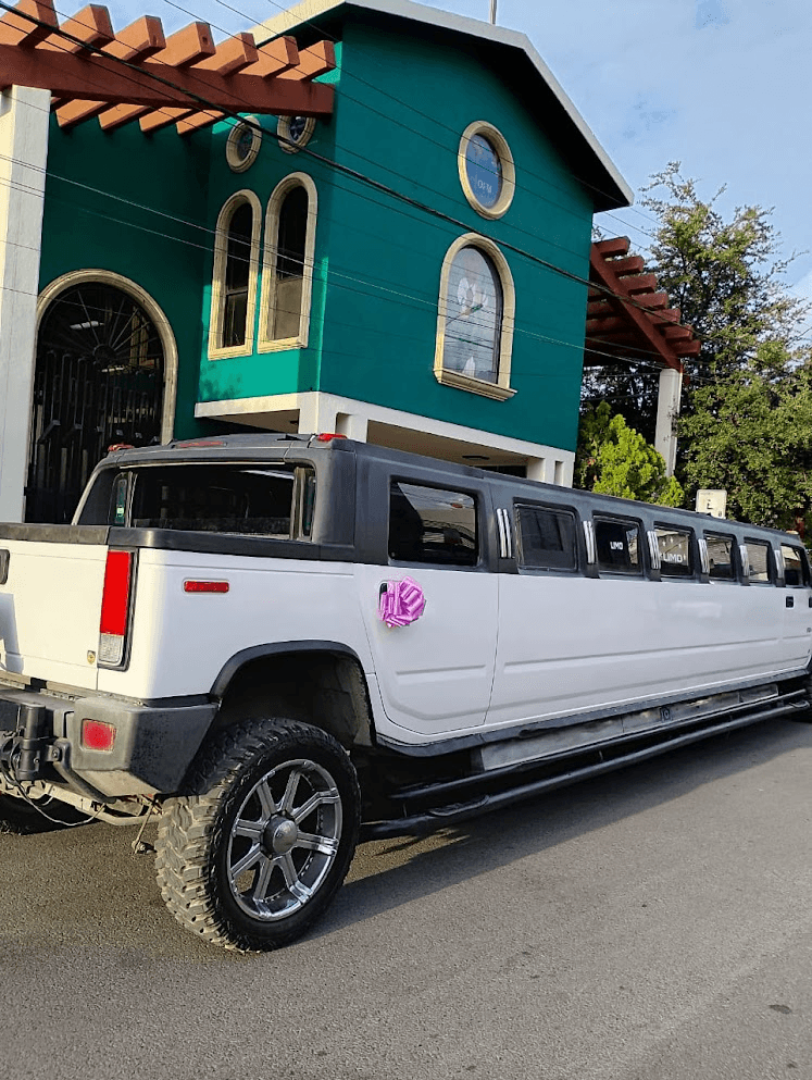 Limosita Hummer blanca en Monterrey estacionada para evento de quinceaños
