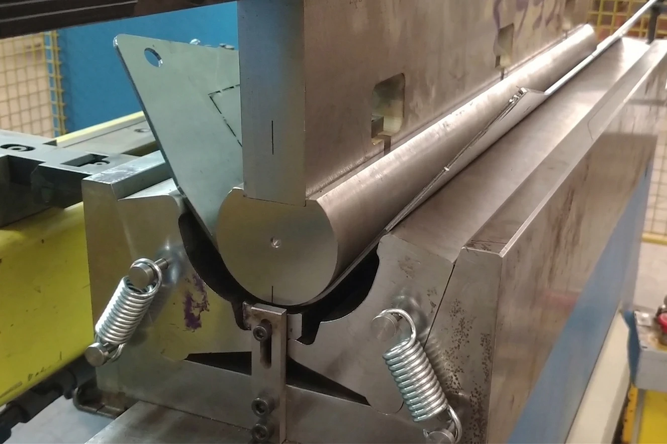 Conjunto de punção e matriz especial para dobradeira de alta durabilidade fabricado pela Profasa em Londrina.