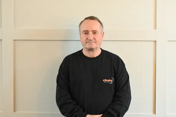 men's gray crew-neck shirt