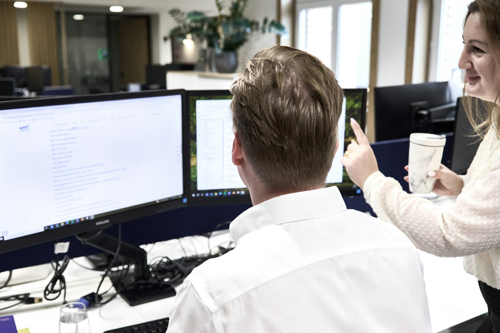 Twee collega's van een salesteam werken samen aan hun prospectielijst