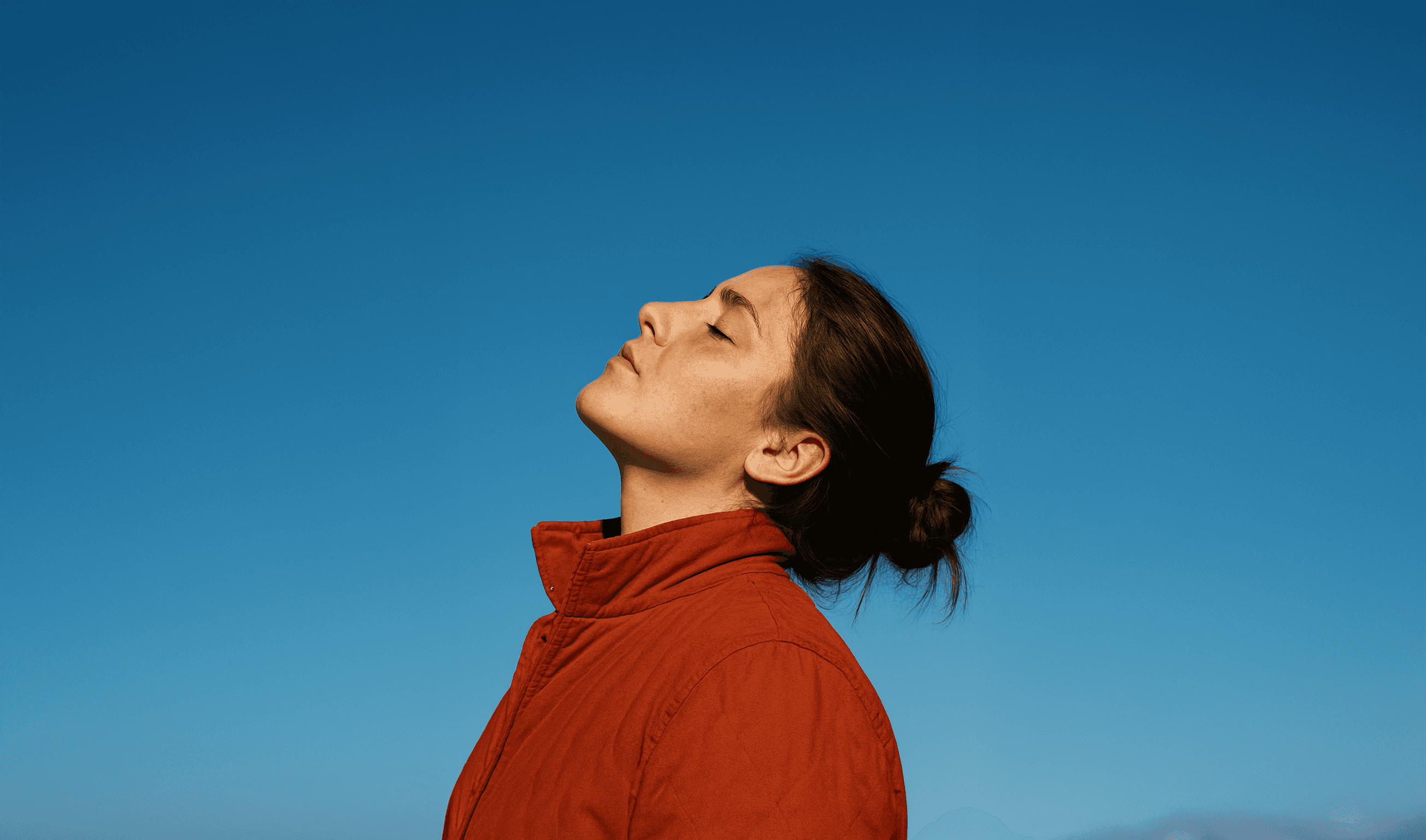 ujer profesional en proceso de liderazgo y bienestar en BISE Coaching