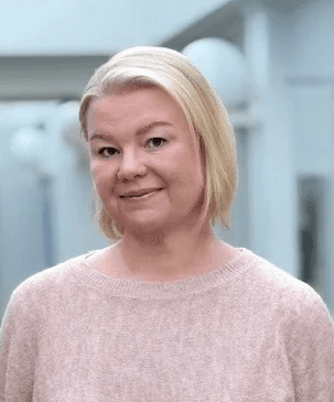 woman in black scoop neck shirt