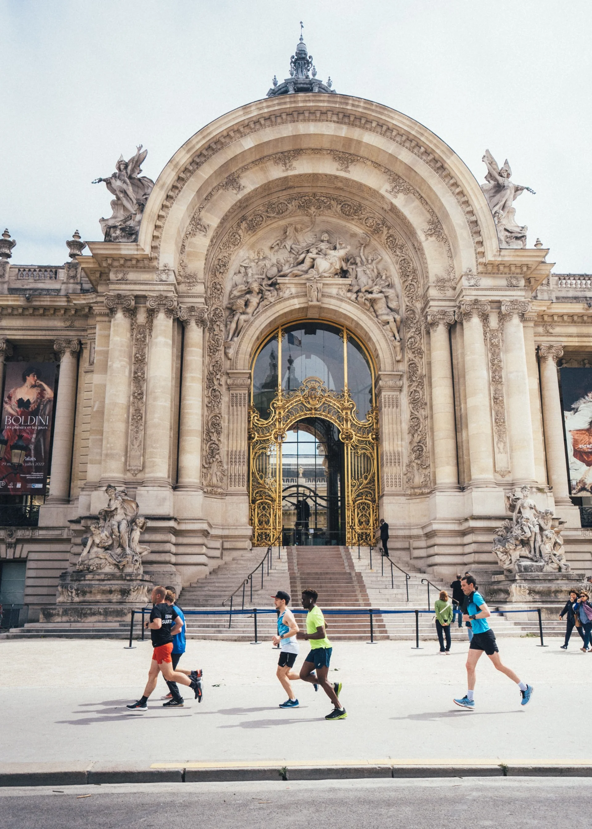Group of runners in Paris in front of Centre Pompidou during the Suunto Tour