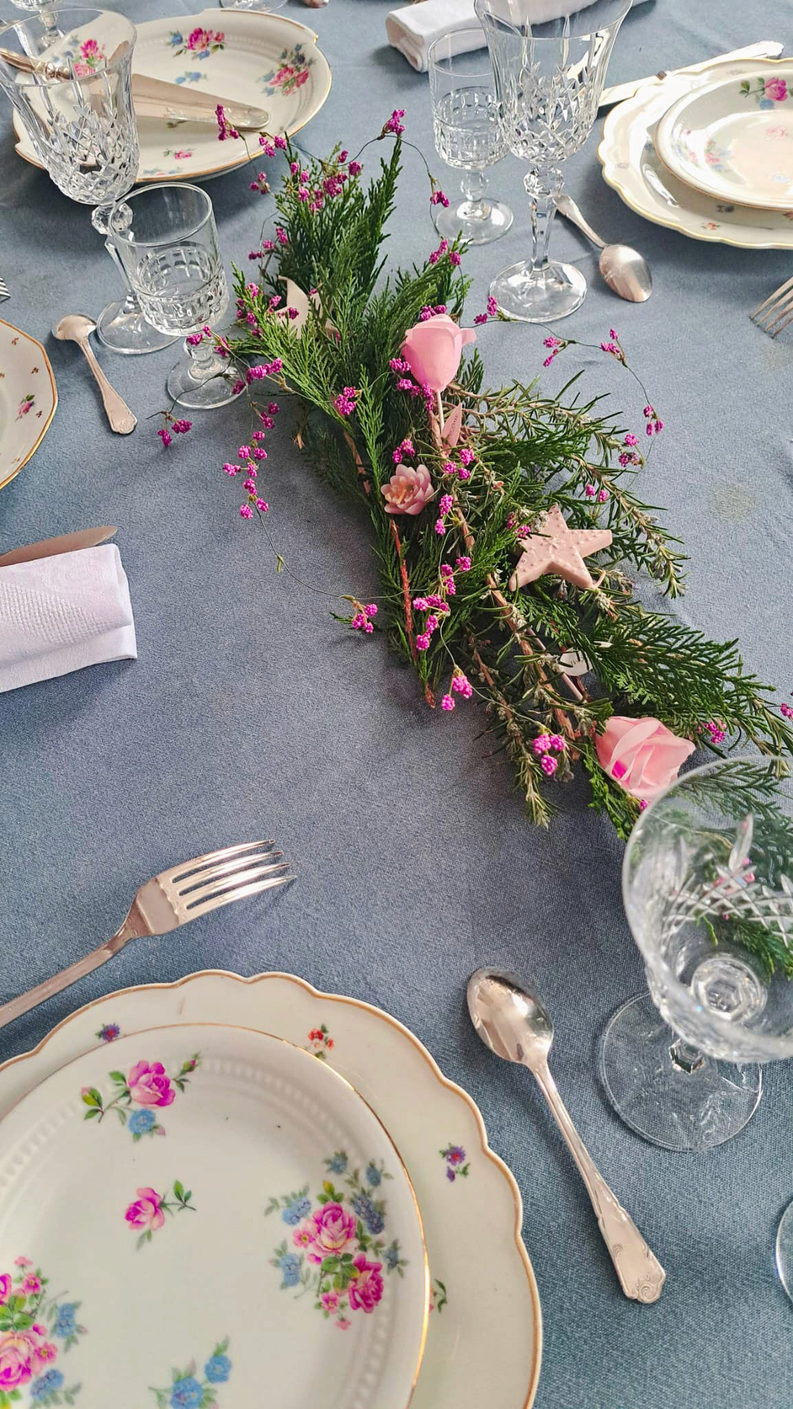 Image d'une disposition de table avec thème floral.
