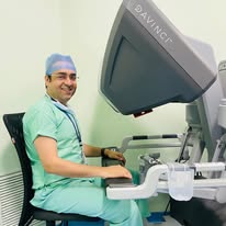 डॉ. Tushar Da Vinci Robot का उपयोग कर रहे हैं