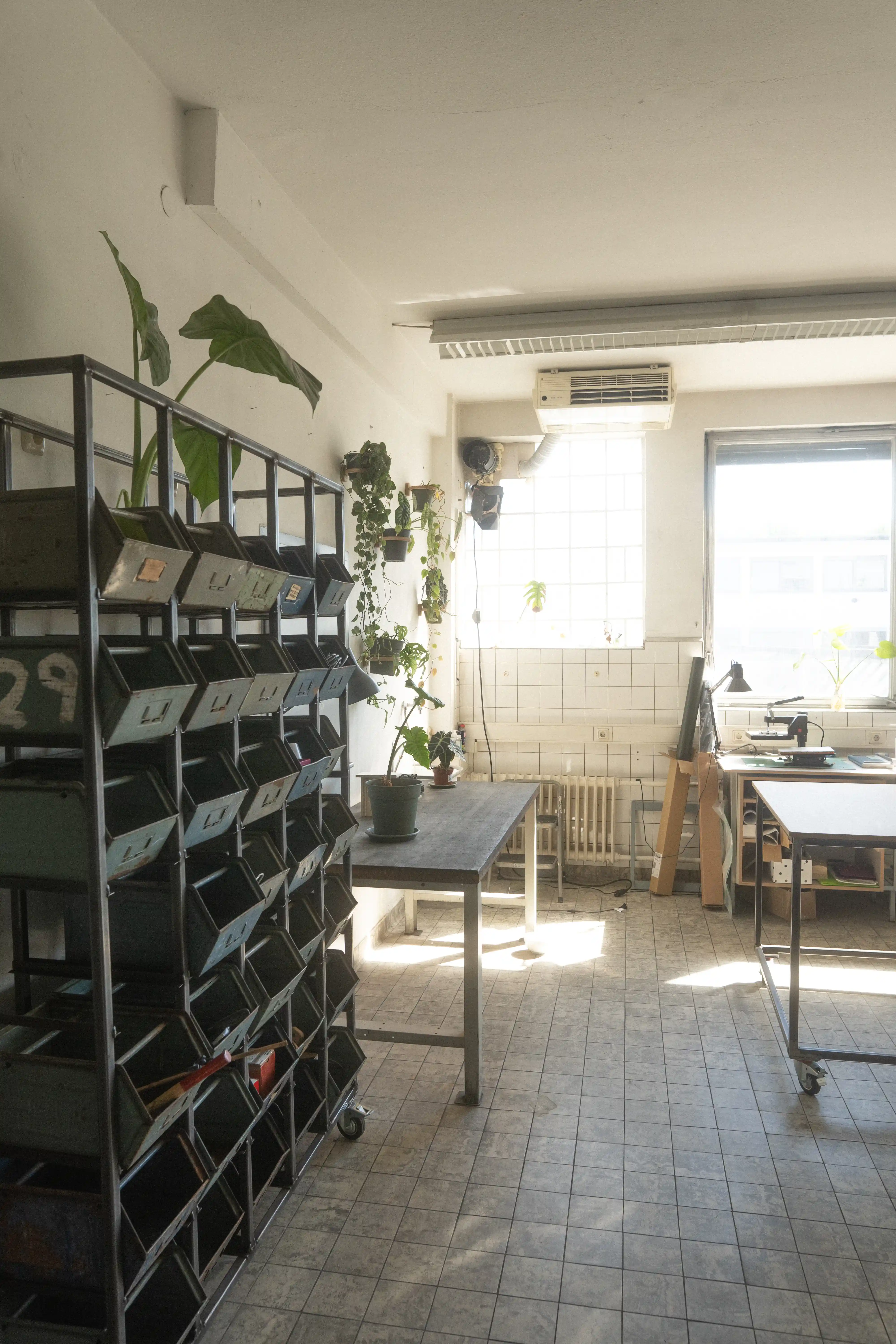 Detailaufnahme der Wellenstruktur der Akustiklampe aus Holz, zeigt Material und handgefertigte Verarbeitung