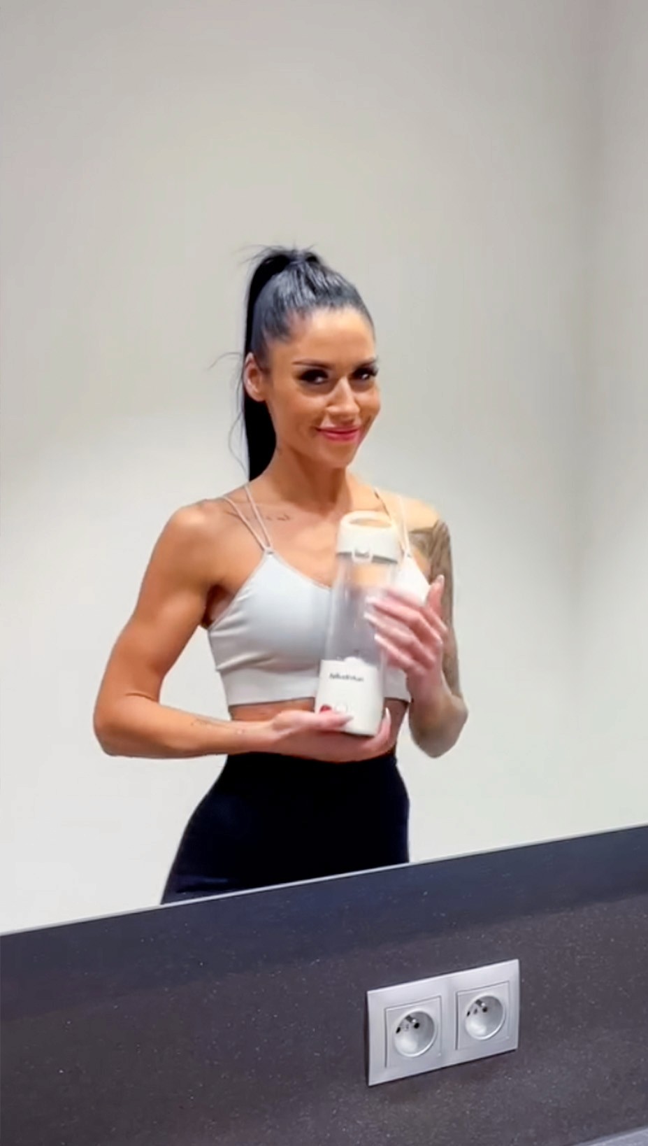 Influencer stella__staniszewska holding the Nutribullet Portable Blender in front of a mirror