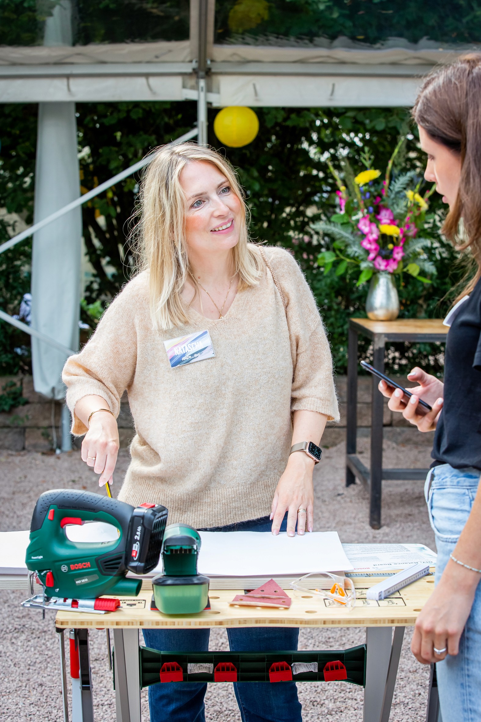 Eine Teilnehmer:in nutzt Elektrowerkzeuge von Bosch bei einem praktischen Workshop beim GHBA & Friends.