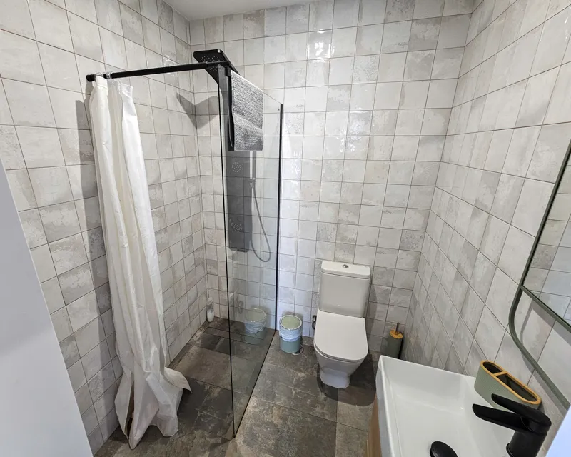 Modern gefliester Badezimmer mit ebenerdiger Dusche im La Terraza Tarifa