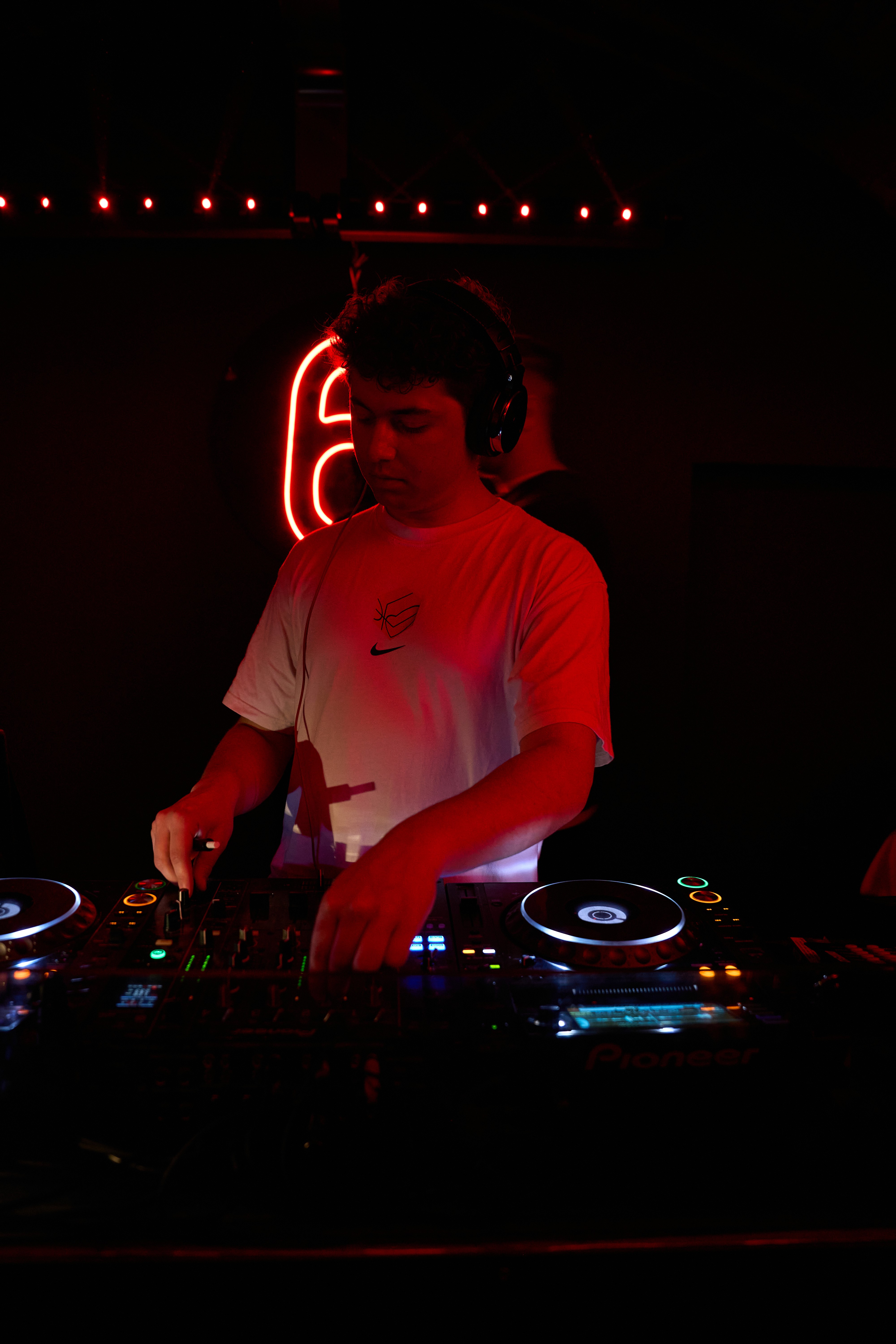 La Scena Artistica di Sestopiano  Sestopiano Torino valorizza la scena di artisti Torino attraverso DJ set live Torino, performance dal vivo e collaborazioni musicali. Gli artisti selezionati portano musica elettronica Torino di alta qualità, creando esperienze sonore uniche per ogni evento Torino.  Consulta la nostra sezione artisti per scoprire le schede dedicate, i set live e le nuove collaborazioni. Segui Instagram e i nostri social per aggiornamenti sulle prossime serate e sugli Events Turin di Sestopiano.