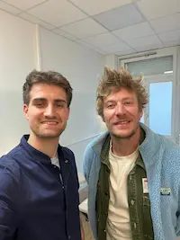 Corentin Raedisch ostéopathe à Saint-Etienne en séance avec Gérémy Crédeville en loge avant son spectacle