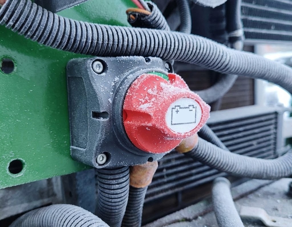 Dlaczego ten hebel jest wrogiem układu SCR na mrozie? Po wyłączeniu stacyjki pompa AdBlue nadal pracuje, oczyszczając układ. Zdjęcie oszronionego wyłącznika przypomina: przedwczesne odcięcie prądu zatrzymuje tę procedurę.