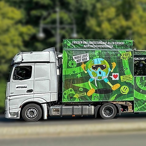 LKW mit grüner Plane und Comicillustrationen für den Rave the Planet.