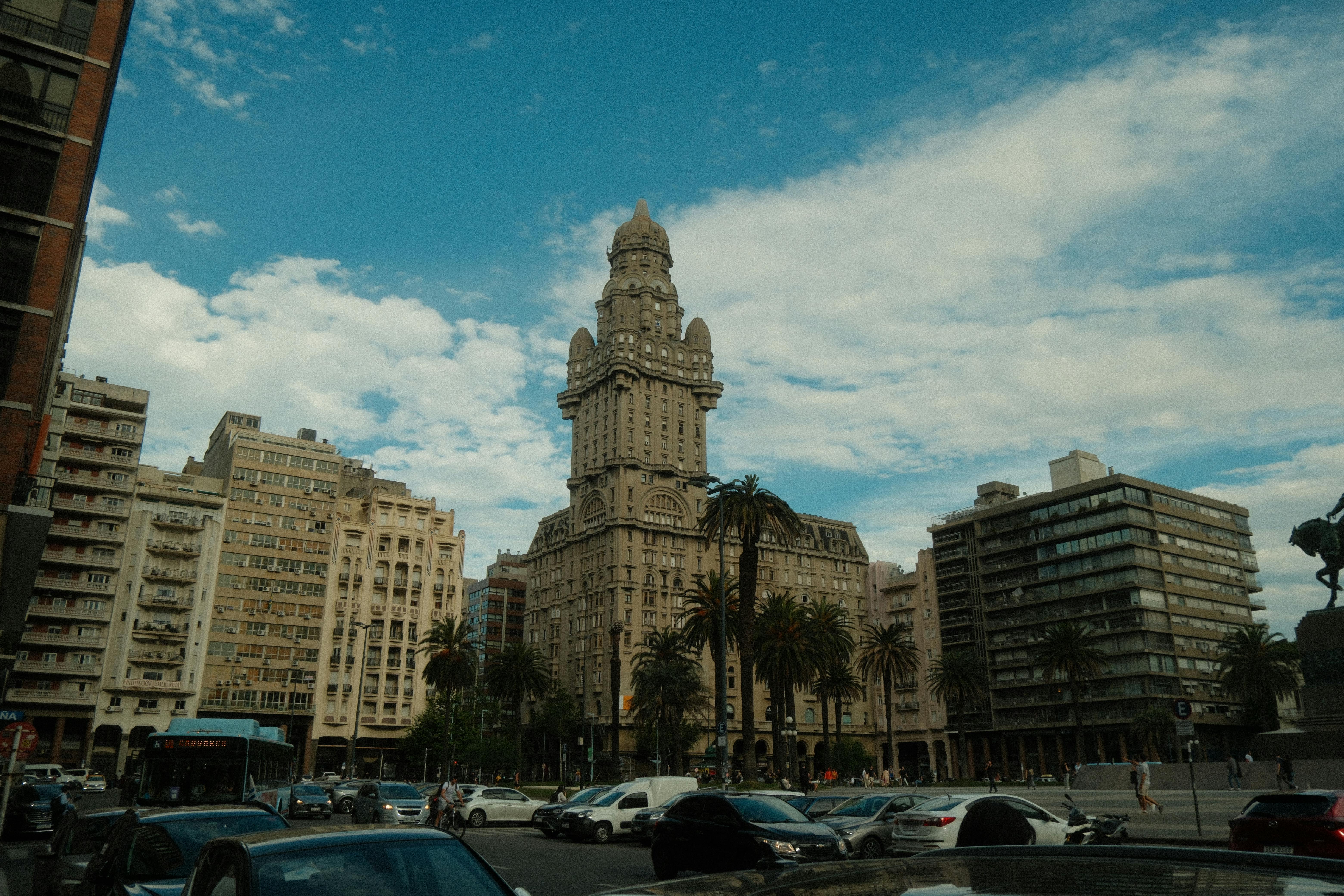 Palacio Salvo y Plaza Independencia en Montevideo, Uruguay, city tour organizado con una aplicación de turismo con IA.