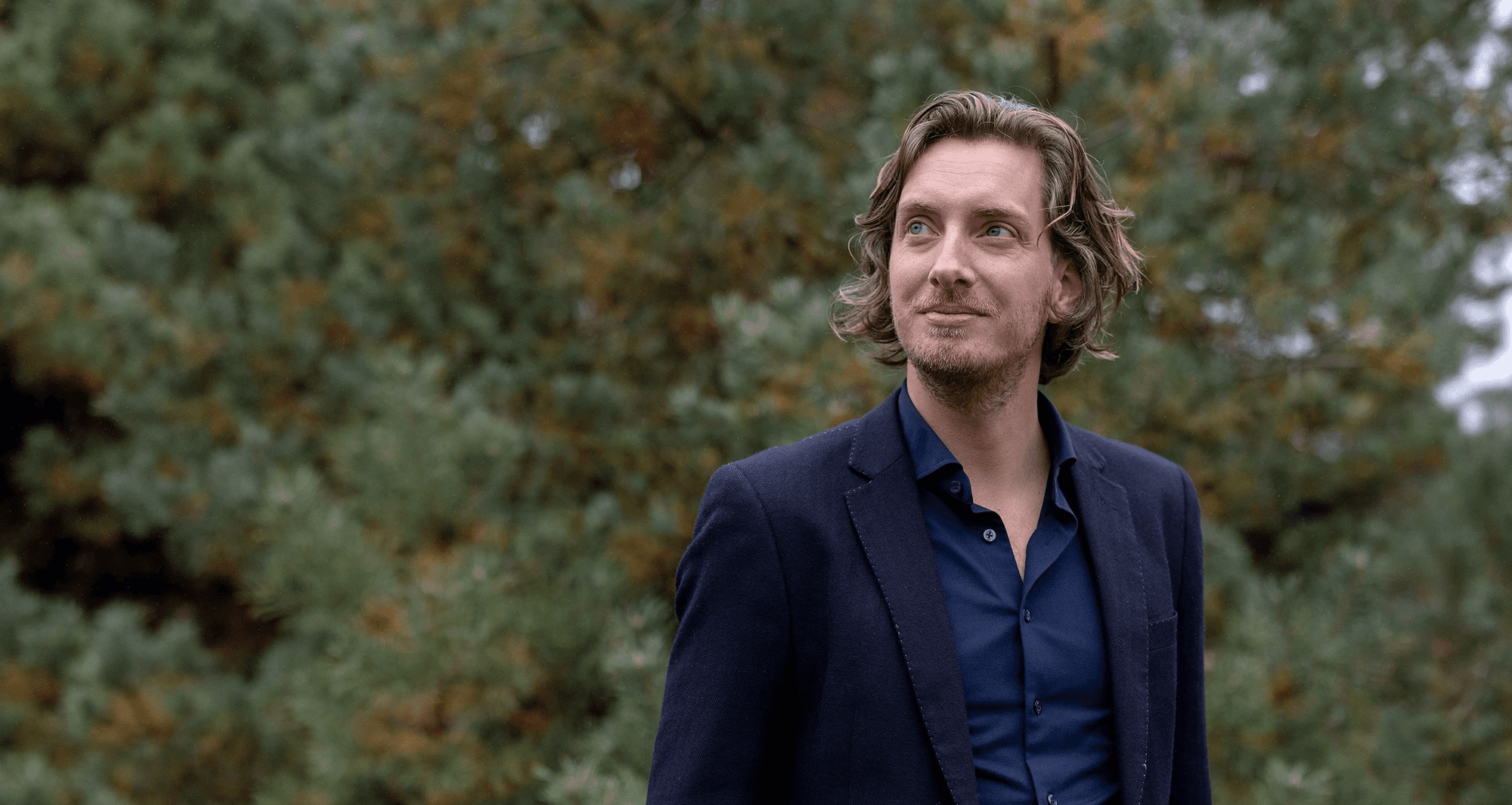 Floris Alberse in een kantooromgeving met planten